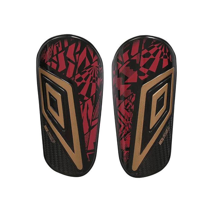 21423U-MU4 Umbro Canilleras Futbol Neo Shield Guard W/Sleeve Black/Gold/Fire Whirl