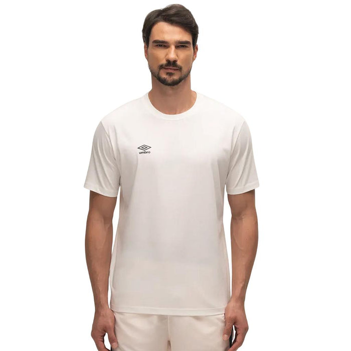 U11L00825-666 Umbro Prendas Remeras Masculino Moda Beyond The Pitch Off White