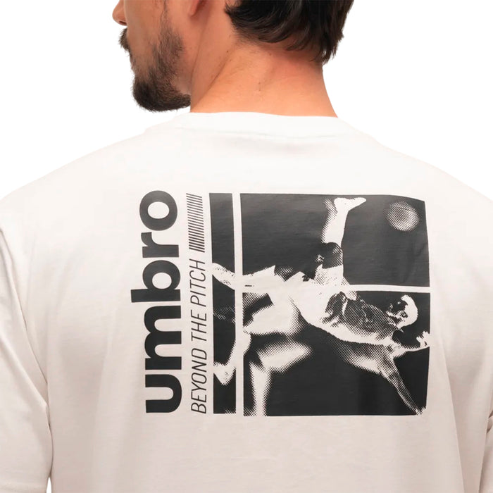 U11L00825-666 Umbro Prendas Remeras Masculino Moda Beyond The Pitch Off White