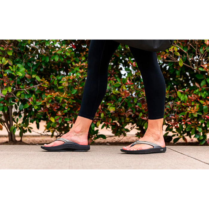1400-LATTE OOFOS CALZADOS ZAPATILLAS UNISEX ACTIVE RECOVEY OOLALA LUXE BLACK/LATTE